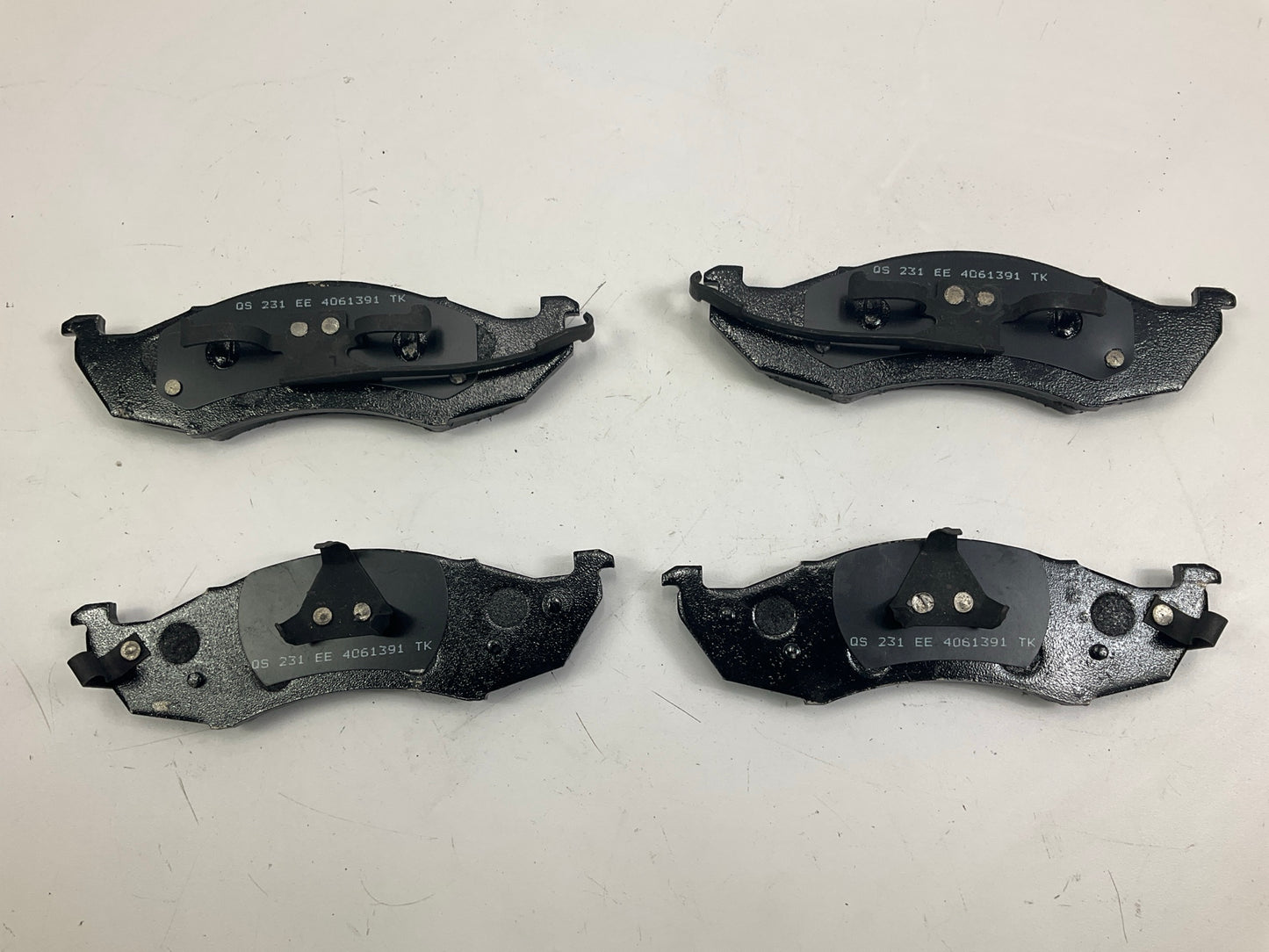 MISSING BUSHINGS - Wagner ZX576 Front Semi-Metallic Disc Brake Pads
