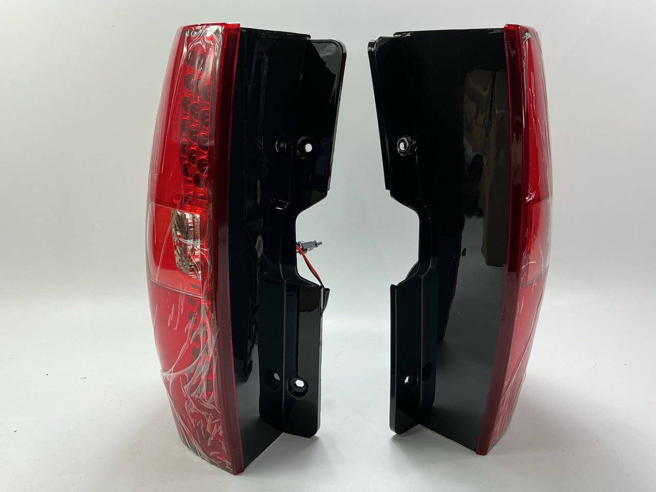 Winjet WJ20-0066-08 Tail Light Lamp Set (LED) For 2007-14 Chevy Suburban, Tahoe