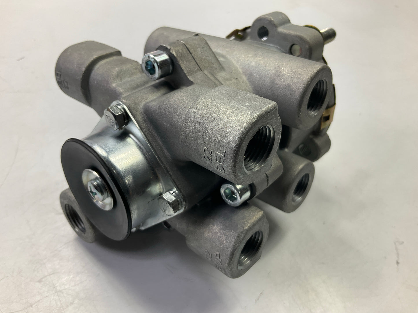 World American WA800629 Air Brake Foot Valve - E-8P Type, Dual Circuit, 3/8''-18