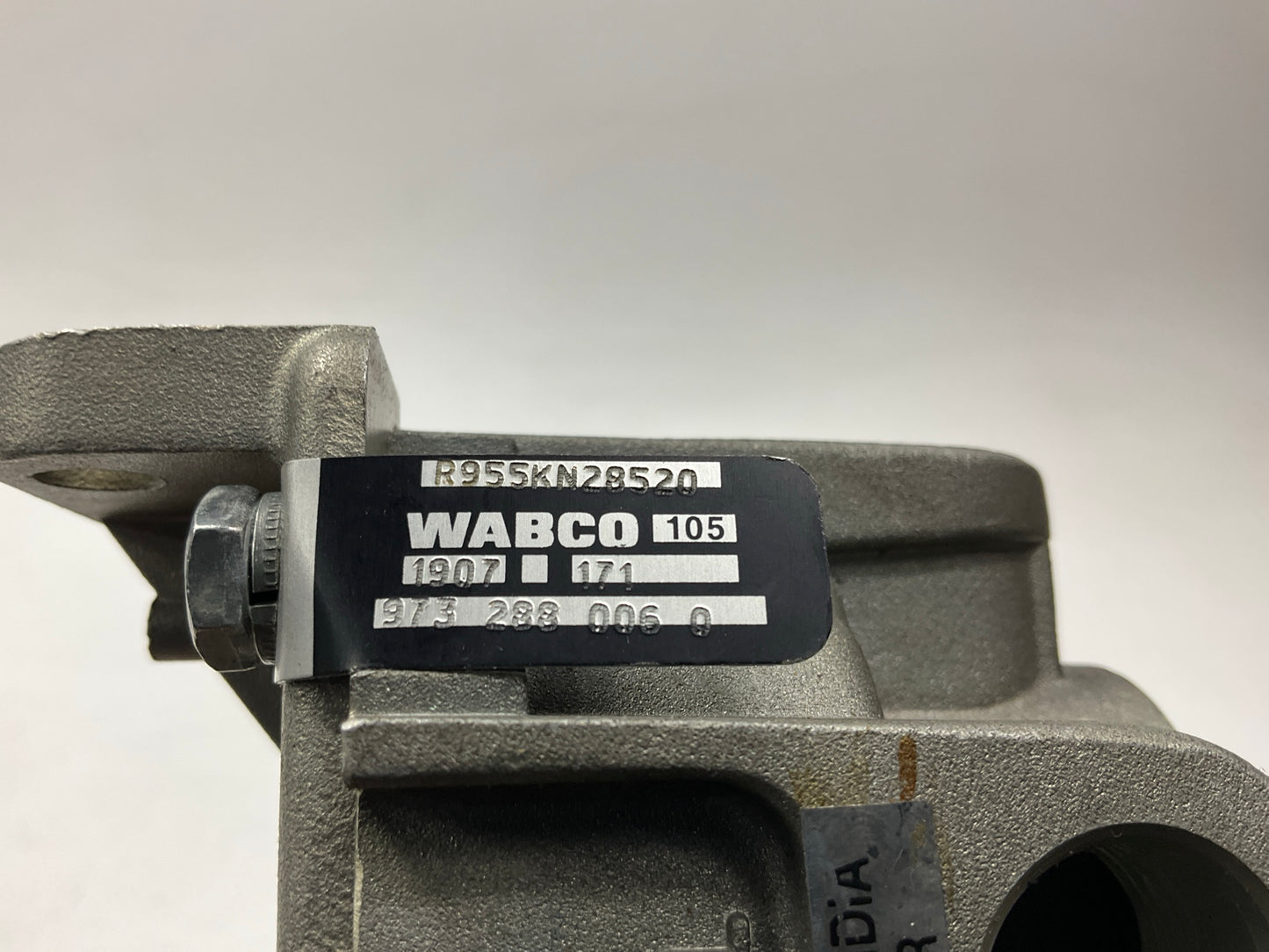 World American WAKN28520 Haldex RG2 Series 3-1/2'' Air Brake Relay Valve