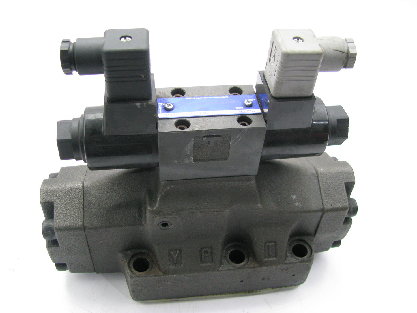 COSMETIC DAMAGE  YUKEN DSHG-06-3C60-E-D12-N-5390 PILOT DIRECTION HYDRAULIC VALVE