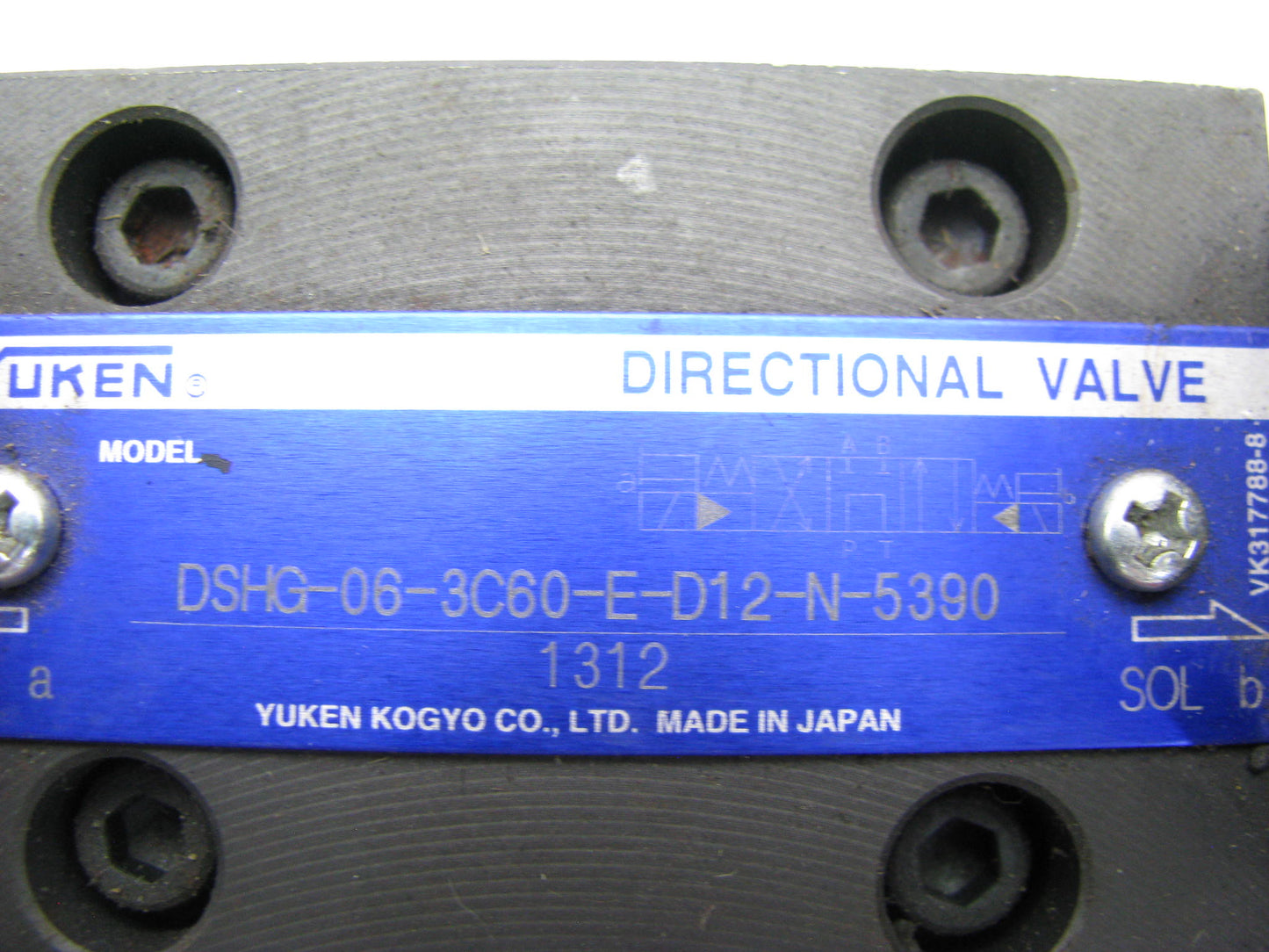 DAMAGED - NEW YUKEN DSHG-06-3C60-E-D12-N-5390 Hydraulic Direction Valve